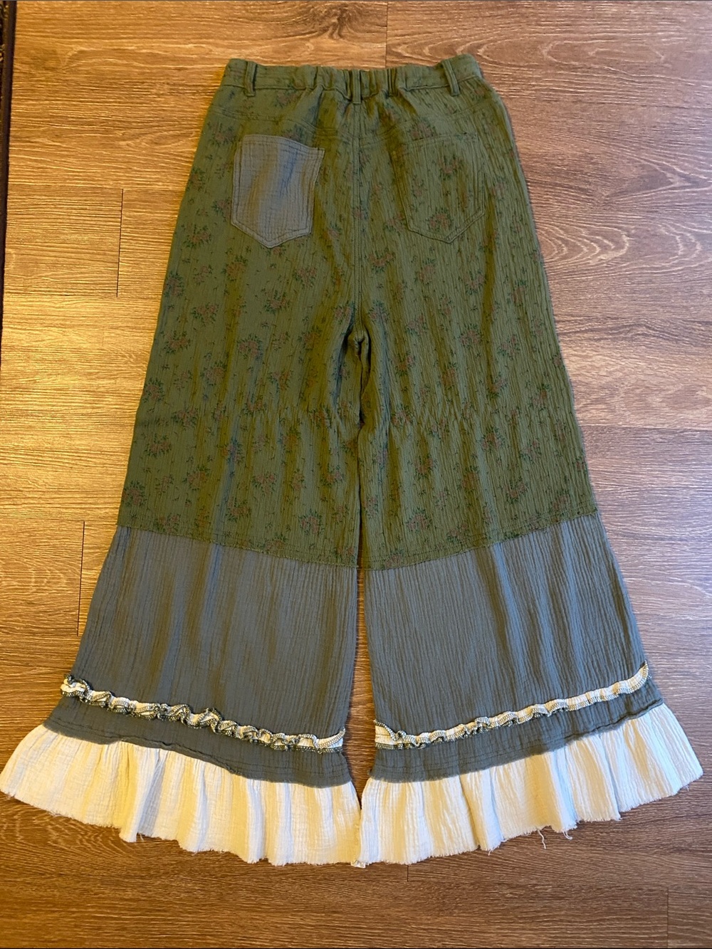 NWOT POL Wide-Leg Ruffled Hem Pants in Olive Green and Cream - Picture 2 of 4